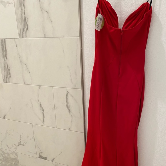 Windsor NWT Sweatheart Gown with Slit in Red - Picture 7 of 8